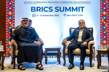 Ir&aacute;nsky prezident Mas&uacute;d Peze&scaron;kij&aacute;n na stretnut&iacute; s korunn&yacute;m princom Ab&uacute; Z&aacute;b&iacute; Ch&aacute;lidom Muhammadom bin Z&aacute;jidom &Aacute;l Nahj&aacute;nom počas summitu zoskupenia BRICS v Indii. FOTO: Reuters