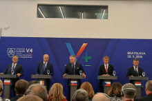 Predseda vl&aacute;dy Robert Fico (v strede) priv&iacute;tal minul&yacute; t&yacute;ždeň vo &scaron;tvrtok na Bratislavskom hrade premi&eacute;rov &scaron;tyroch kraj&iacute;n &ndash; (zľava) Donalda Tuska z Poľska, Miche&aacute;la Martina z &Iacute;rska, Andreja Babi&scaron;a z Česka a P&eacute;tera Magyara z Maďarska. FOTO: HN/Pavel Novotn&yacute;