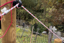 Cintor&iacute;n oploten&yacute; elektrick&yacute;m ohradn&iacute;komm v obci Bukovina, v okrese Liptovsk&yacute; Mikul&aacute;&scaron;. FOTO: TASR/Lenka Hanesov&aacute;