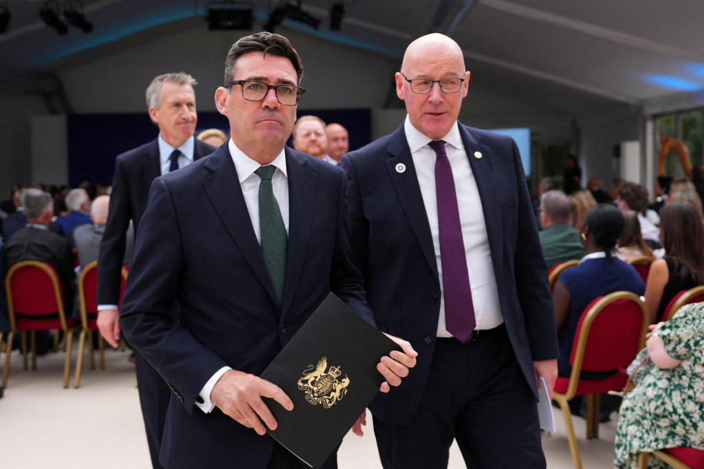 Premi&eacute;r Andy Burnham a &scaron;k&oacute;tsky prv&yacute; minister John Swinney. FOTO: Reuters