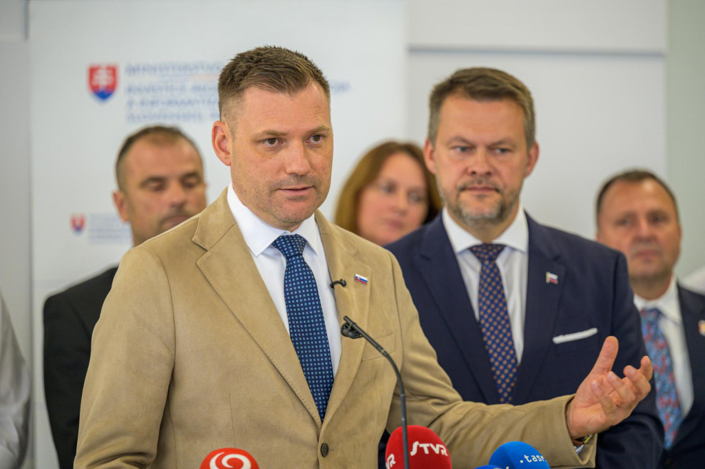 Minister životn&eacute;ho prostredia Tom&aacute;&scaron; Taraba a minister invest&iacute;ci&iacute;, region&aacute;lneho rozvoja a informatiz&aacute;cie Samuel Migaľ. FOTO: TASR/Veronika Mihalikov&aacute;