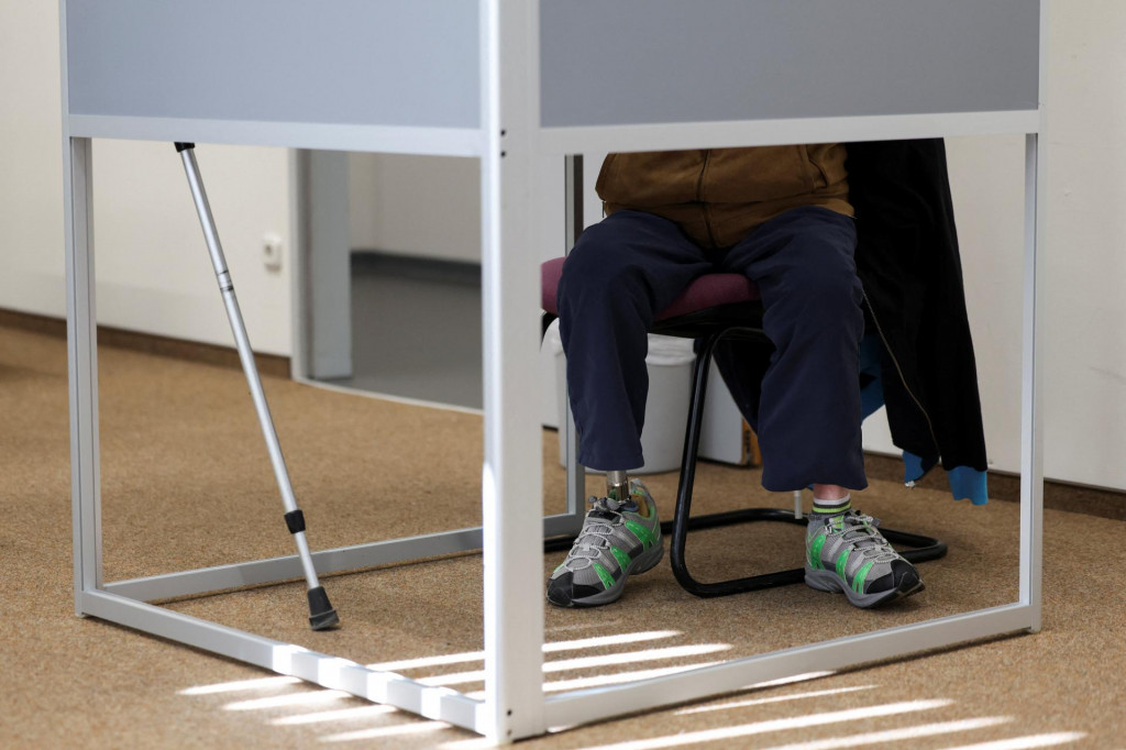 Zatiaľ čo strana AfD, označovan&aacute; za krajine pravicov&uacute;, zaznamenala siln&eacute; zisky na v&yacute;chode &ndash; a z&iacute;skava na popularite aj na z&aacute;pade &ndash;, v Dolnom Sasku a ďal&scaron;&iacute;ch z&aacute;padn&yacute;ch spolkov&yacute;ch krajin&aacute;ch ani zďaleka nedosahuje tak&uacute; silu ako v &scaron;t&aacute;toch b&yacute;val&eacute;ho v&yacute;chodn&eacute;ho Nemecka. FOTO: Reuters