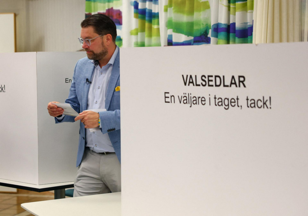 L&iacute;der krajne pravicovej strany &Scaron;v&eacute;dski demokrati Jimmy &Aring;kesson odovzd&aacute;va svoj hlas v predstihu pred nedeľn&yacute;mi parlamentn&yacute;mi voľbami v &scaron;tokholmskej &scaron;tvrti Rinkeby. FOTO: Reuters