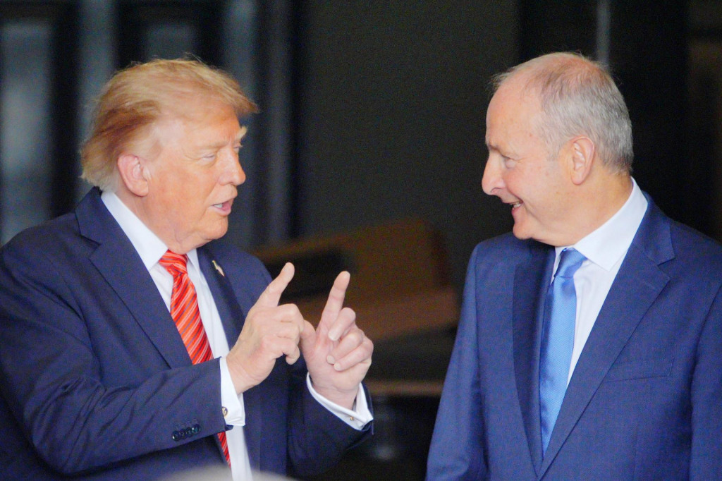 Americk&yacute; prezident Donald Trump (vľavo) sa rozpr&aacute;va s &iacute;rskym premi&eacute;rom Miche&aacute;lom Martinom pri odchode po ich stretnut&iacute; v &iacute;rskom Dubline. FOTO: TASR/AP