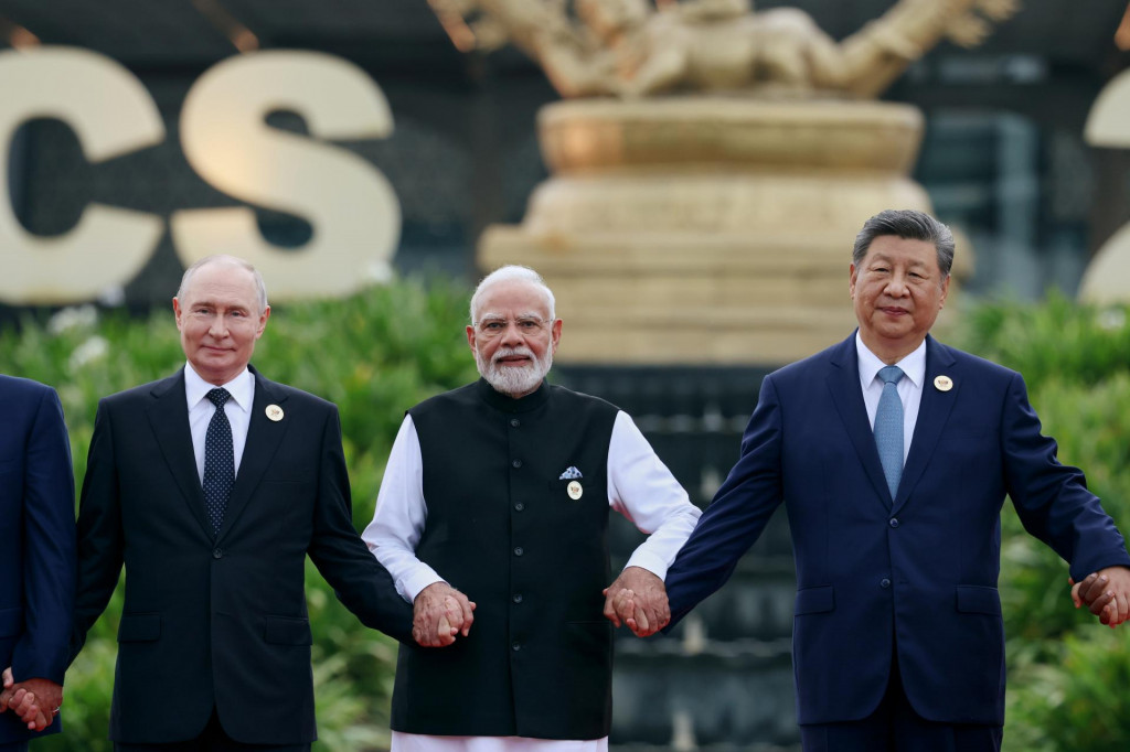 Zľava rusk&yacute; prezident Vladimir Putin, indick&yacute; premi&eacute;r Nar&eacute;ndra M&oacute;d&iacute; a č&iacute;nsky prezident Si Ťin-pching p&oacute;zuj&uacute; počas spoločn&eacute;ho fotenia na summite l&iacute;drov zoskupenia BRICS v indickom Na&iacute; Dill&iacute;. FOTO: TASR/AP