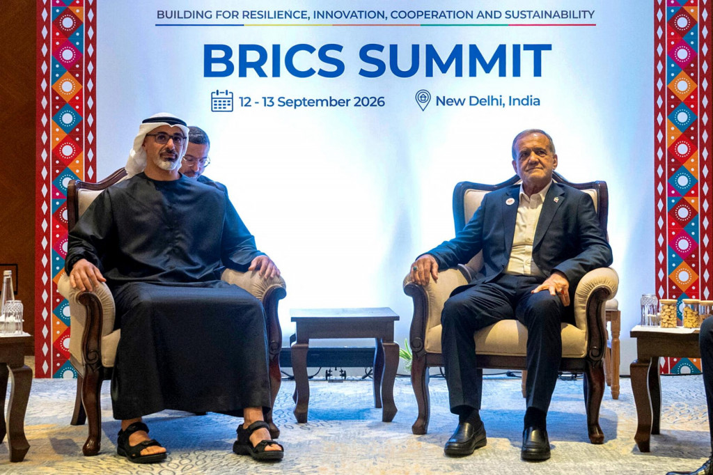Ir&aacute;nsky prezident Mas&uacute;d Peze&scaron;kij&aacute;n na stretnut&iacute; s korunn&yacute;m princom Ab&uacute; Z&aacute;b&iacute; Ch&aacute;lidom Muhammadom bin Z&aacute;jidom &Aacute;l Nahj&aacute;nom počas summitu zoskupenia BRICS v Indii. FOTO: Reuters