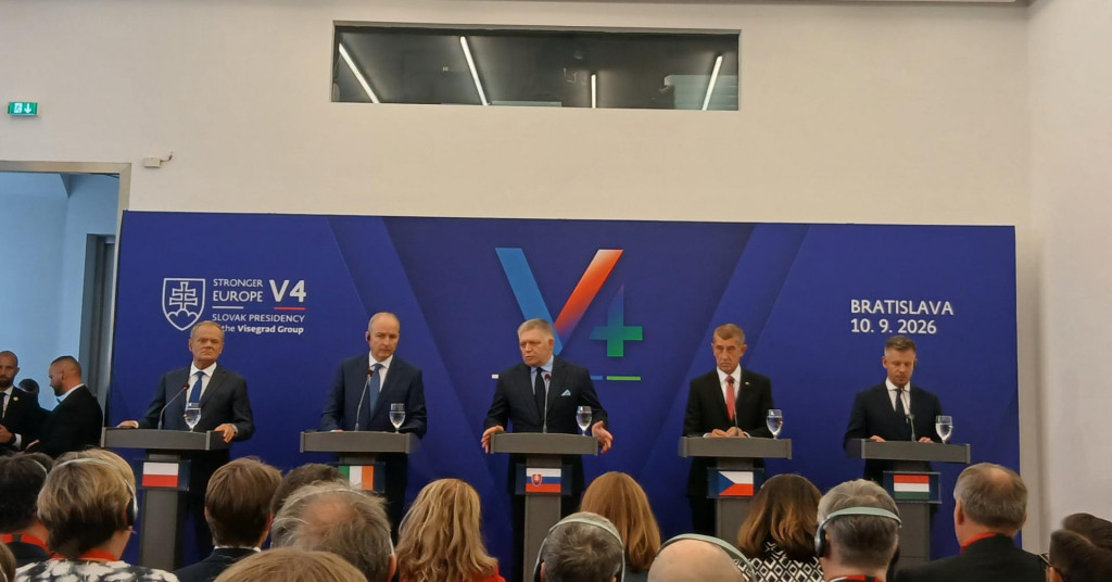 Predseda vl&aacute;dy Robert Fico (v strede) priv&iacute;tal minul&yacute; t&yacute;ždeň vo &scaron;tvrtok na Bratislavskom hrade premi&eacute;rov &scaron;tyroch kraj&iacute;n &ndash; (zľava) Donalda Tuska z Poľska, Miche&aacute;la Martina z &Iacute;rska, Andreja Babi&scaron;a z Česka a P&eacute;tera Magyara z Maďarska. FOTO: HN/Pavel Novotn&yacute;
