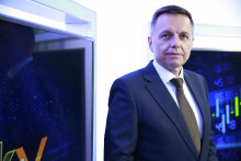 Guvern&eacute;r NBS a člen Rady guvern&eacute;rov ECB Peter Kažim&iacute;r v &scaron;t&uacute;diu HN Telev&iacute;zie. FOTO: Marek Daňo