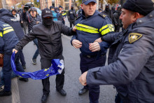 Rozhodnutie vl&aacute;dy z novembra 2024 pozastaviť minim&aacute;lne do roku 2028 snahy o začatie pr&iacute;stupov&yacute;ch rozhovorov s Eur&oacute;pskou &uacute;niou vyvolalo masov&eacute; protesty. FOTO: Reuters