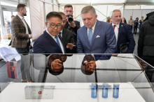 Predseda predstavenstva Gotion Hi-Tech Li Čen a predseda vl&aacute;dy SR Robert Fico pri pr&iacute;chode na sl&aacute;vnostn&uacute; v&yacute;stavbu baterk&aacute;rne v priemyselnej z&oacute;ne &Scaron;urany Industrial Park v okt&oacute;bri 2025. FOTO: TASR/H. Mi&scaron;ovič
