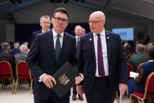 Premi&eacute;r Andy Burnham a &scaron;k&oacute;tsky prv&yacute; minister John Swinney. FOTO: Reuters