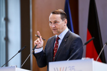 Sikorski pouk&aacute;zal na to, že Ukrajinci dok&aacute;zali do &scaron;iestich mesiacov vyradiť polovicu ruskej rafin&eacute;rskej kapacity. FOTO: Reuters