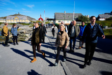 D&aacute;nska premi&eacute;rka Mette Frederiksenov&aacute;, gr&oacute;nsky premi&eacute;r Jens-Frederik Nielsen a predsedn&iacute;čka Eur&oacute;pskej komisie Ursula von der Leyenov&aacute; počas stretnutia v gr&oacute;nskom Nuuku. FOTO: TASR/AP