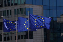 FILE PHOTO: European Union flags flutter outside the European Commission headquarters in Brussels, Belgium April 29, 2026. REUTERS/Yves Herman/File Photo FOTO: Yves Herman