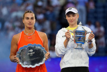 Jelena Rybakinov&aacute; (vpravo) p&oacute;zuje s trofejou pre &scaron;ampi&oacute;nku US Open, vedľa nej porazen&aacute; finalistka Aryna Sabalenkov&aacute;.