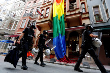 Nedeľn&aacute; razia sa uskutočnila deň po tom, čo do&scaron;lo k zablokovaniu desiatok &uacute;čtov tureck&yacute;ch LGBTIQ+ organiz&aacute;ci&iacute; na platforme X na žiadosť tureck&yacute;ch org&aacute;nov. FOTO: Reuters