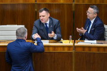 Na sn&iacute;mke zľava predseda vl&aacute;dy Robert Fico, minister životn&eacute;ho prostredia Tom&aacute;&scaron; Taraba, ktor&yacute; ru&scaron;enie rezortov presadzuje, a minister financi&iacute; Ladislav Kamenick&yacute;. FOTO: TASR/J. Nov&aacute;k