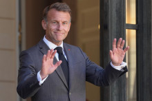 Franc&uacute;zsky prezident Emmanuel Macron m&aacute;va novin&aacute;rom pred pr&iacute;chodom irackeho premi&eacute;ra Al&iacute;ho az-Zajd&iacute;ho pred Elyzejsk&yacute;m pal&aacute;com v Par&iacute;ži. FOTO: TASR/AP