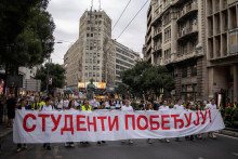 Zbieranie podpisov sprev&aacute;dzali procedur&aacute;lne komplik&aacute;cie, keďže &scaron;tudentom sa nepodarilo zabezpečiť dostatok not&aacute;rov na overenie podpisov. FOTO: REUTERS