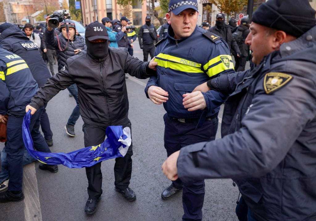 Rozhodnutie vl&aacute;dy z novembra 2024 pozastaviť minim&aacute;lne do roku 2028 snahy o začatie pr&iacute;stupov&yacute;ch rozhovorov s Eur&oacute;pskou &uacute;niou vyvolalo masov&eacute; protesty. FOTO: Reuters