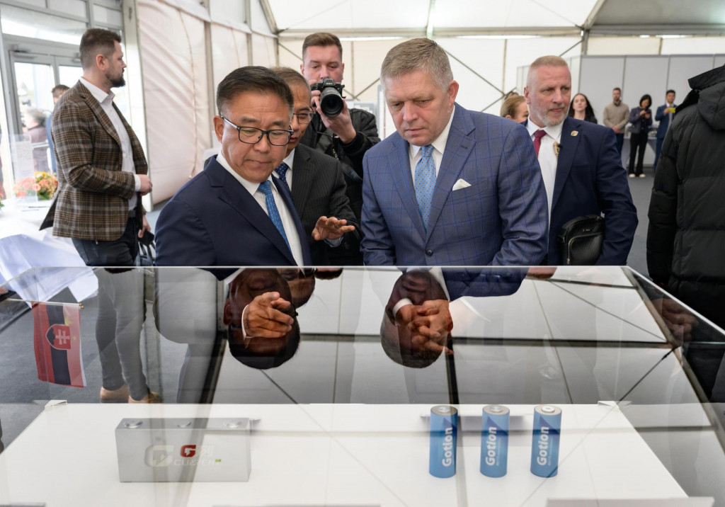 Predseda predstavenstva Gotion Hi-Tech Li Čen a predseda vl&aacute;dy SR Robert Fico pri pr&iacute;chode na sl&aacute;vnostn&uacute; v&yacute;stavbu baterk&aacute;rne v priemyselnej z&oacute;ne &Scaron;urany Industrial Park v okt&oacute;bri 2025. FOTO: TASR/H. Mi&scaron;ovič