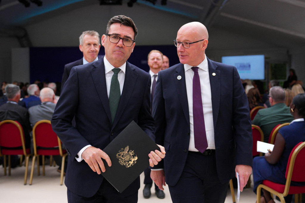 Premi&eacute;r Andy Burnham a &scaron;k&oacute;tsky prv&yacute; minister John Swinney. FOTO: Reuters