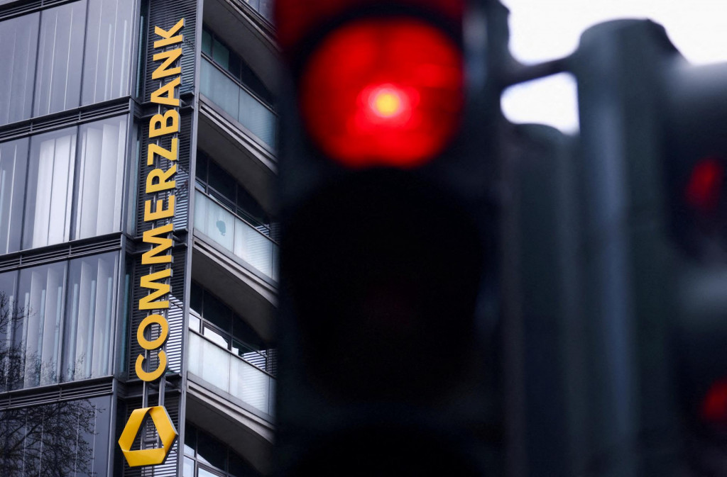 Vl&aacute;da v Berl&iacute;ne prip&uacute;&scaron;ťa, že nedok&aacute;že zabr&aacute;niť prevzatiu banky Commerzbank talianskym konkurentom UniCredit. FOTO: Reuters
