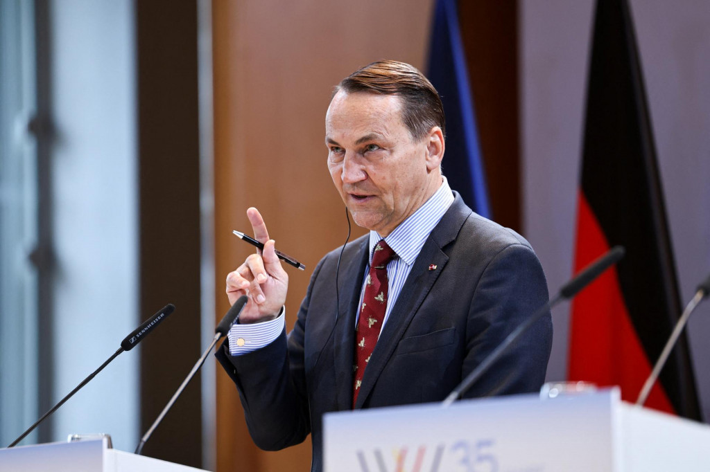 Sikorski pouk&aacute;zal na to, že Ukrajinci dok&aacute;zali do &scaron;iestich mesiacov vyradiť polovicu ruskej rafin&eacute;rskej kapacity. FOTO: Reuters