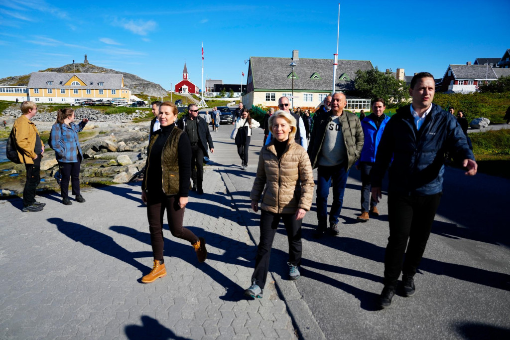D&aacute;nska premi&eacute;rka Mette Frederiksenov&aacute;, gr&oacute;nsky premi&eacute;r Jens-Frederik Nielsen a predsedn&iacute;čka Eur&oacute;pskej komisie Ursula von der Leyenov&aacute; počas stretnutia v gr&oacute;nskom Nuuku. FOTO: TASR/AP