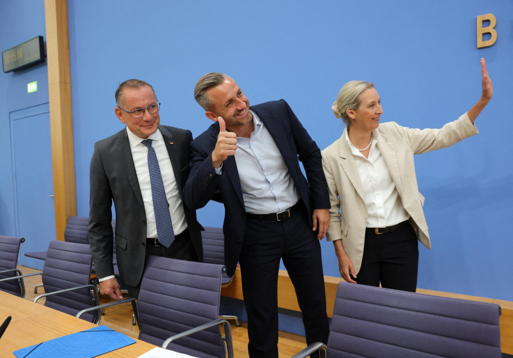 Spolupredsedovia Alternat&iacute;vy pre Nemecko Tino Chrupalla a Alice Weidelov&aacute; osl&aacute;vili minul&yacute; t&yacute;ždeň na tlačovej konferencii v Berl&iacute;ne triumf strany v Sasku-Anhaltsku spolu s jej krajinsk&yacute;m predsedom Ulrich Siegmundom. FOTO: Reuters