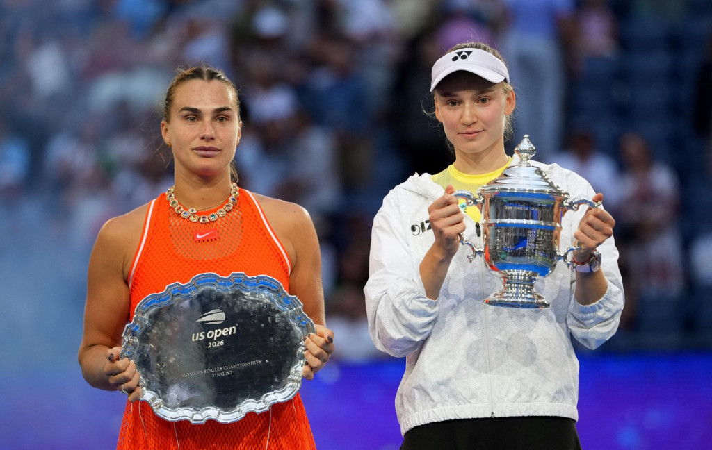 Jelena Rybakinov&aacute; (vpravo) p&oacute;zuje s trofejou pre &scaron;ampi&oacute;nku US Open, vedľa nej porazen&aacute; finalistka Aryna Sabalenkov&aacute;.