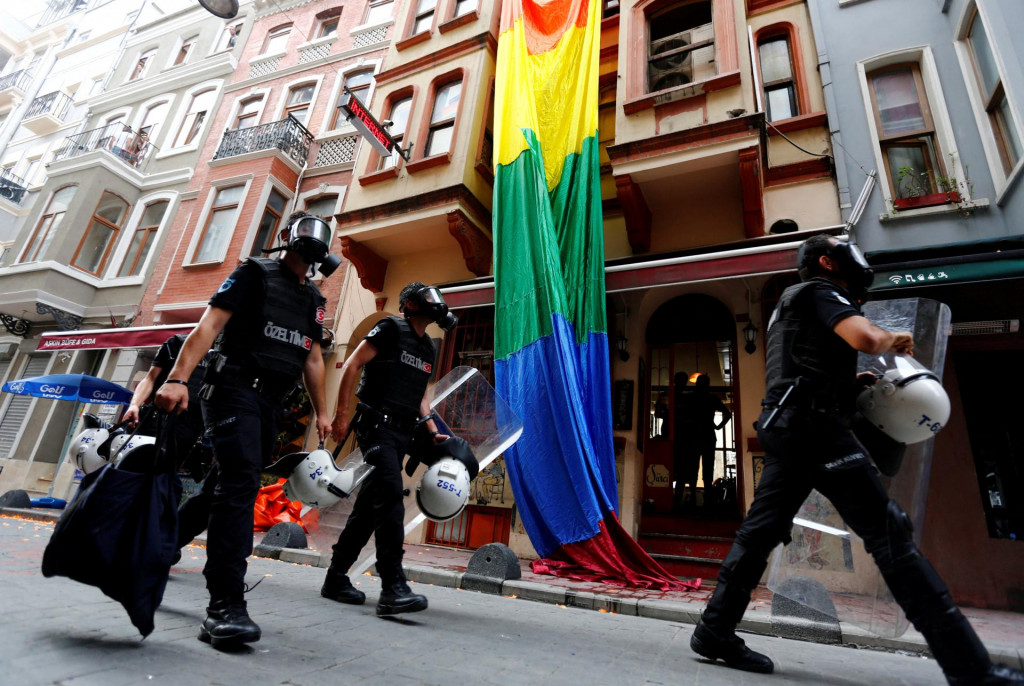 Nedeľn&aacute; razia sa uskutočnila deň po tom, čo do&scaron;lo k zablokovaniu desiatok &uacute;čtov tureck&yacute;ch LGBTIQ+ organiz&aacute;ci&iacute; na platforme X na žiadosť tureck&yacute;ch org&aacute;nov. FOTO: Reuters