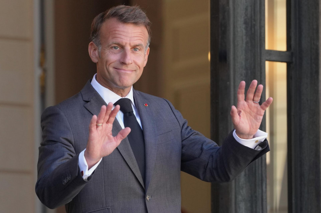 Franc&uacute;zsky prezident Emmanuel Macron m&aacute;va novin&aacute;rom pred pr&iacute;chodom irackeho premi&eacute;ra Al&iacute;ho az-Zajd&iacute;ho pred Elyzejsk&yacute;m pal&aacute;com v Par&iacute;ži. FOTO: TASR/AP