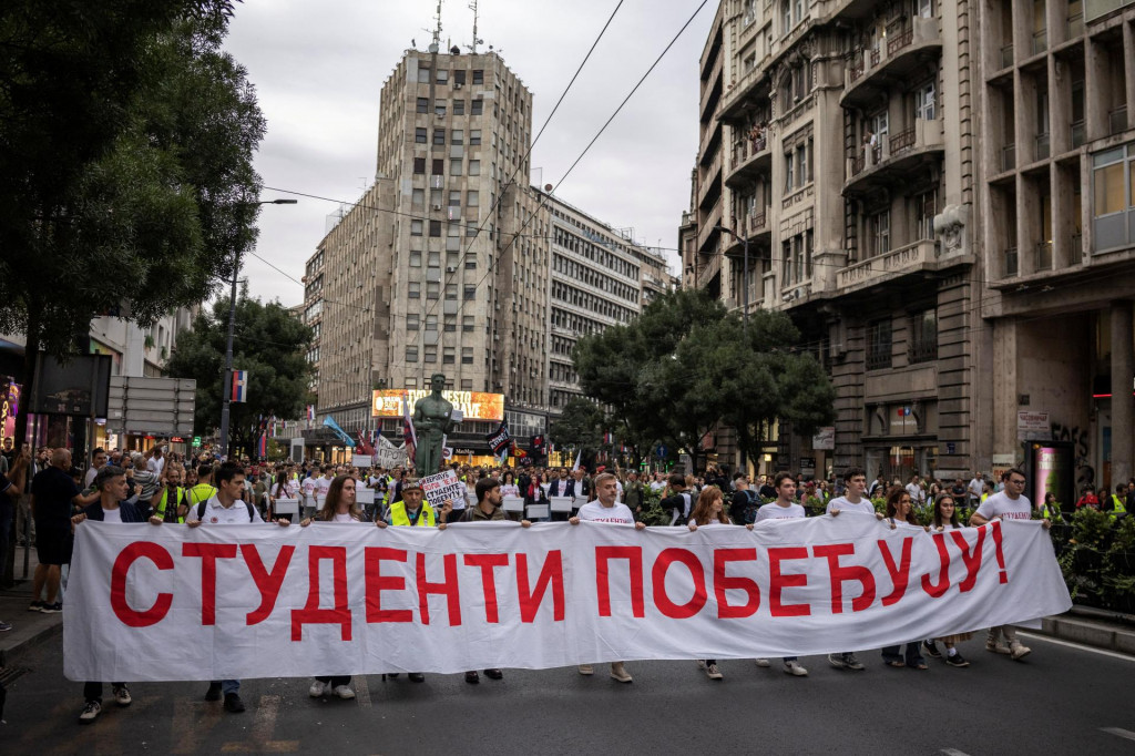 Zbieranie podpisov sprev&aacute;dzali procedur&aacute;lne komplik&aacute;cie, keďže &scaron;tudentom sa nepodarilo zabezpečiť dostatok not&aacute;rov na overenie podpisov. FOTO: REUTERS