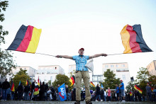 Ďal&scaron;ie dva prieskumy, ktor&eacute; vy&scaron;li dnes, pripisuj&uacute; AfD 29 percent a uv&aacute;dzaj&uacute; ju tiež na prvom mieste. FOTO: Reuters