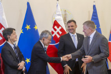 Na sn&iacute;mke sprava predseda vl&aacute;dy Robert Fico, minister životn&eacute;ho prostredia Tom&aacute;&scaron; Taraba a predstavitelia U.S. Steel Ko&scaron;ice a Nippon Steel Slovakia Katushiro Miyamoto a Isao Takenami po podpise dokumentov o podpore spoločnosti U.S. Steel Ko&scaron;ice a Nippon Steel Slovakia z Modernizačn&eacute;ho fondu na dekarboniz&aacute;ciu v&yacute;roby ocele a technick&yacute;ch plynov.

FOTO: TASR/ M. Baumann