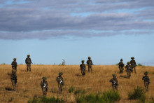 Miesto p&aacute;du sa nach&aacute;dza len jeden kilometer od leteckej z&aacute;kladne nemeck&yacute;ch ozbrojen&yacute;ch s&iacute;l (Bundeswehr) pri Wunstorfe. FOTO: REUTERS