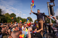 Na sn&iacute;mke demon&scaron;tranti počas protestu farm&aacute;rov v Bukure&scaron;ti v utorok 15. septembra 2026. FOTO: TASR/AP