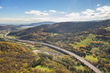 Na leteckej sn&iacute;mke r&yacute;chlostn&aacute; cesta R2 - pohľad od obce Kriviv&aacute;ň v smere na M&yacute;tnu.

FOTO: TASR/ M. Sv&iacute;tok