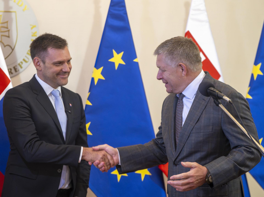 Predseda vl&aacute;dy Robert Fico (Smer-SD) a podpredseda vl&aacute;dy a minister životn&eacute;ho prostredia Tom&aacute;&scaron; Taraba (nominant SNS). FOTO: TASR/Martin Baumann