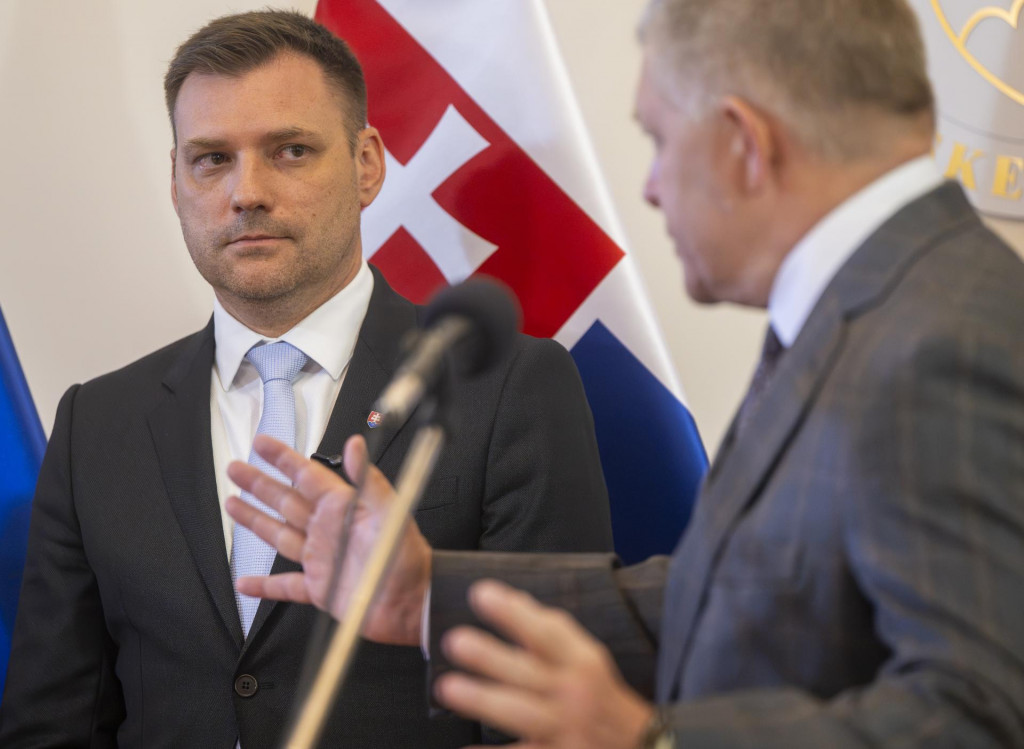 Na sn&iacute;mke v popred&iacute; predseda vl&aacute;dy Robert Fico a v pozad&iacute; podpredseda vl&aacute;dy a minister životn&eacute;ho prostredia Tom&aacute;&scaron; Taraba. FOTO: TASR/ M. Baumann