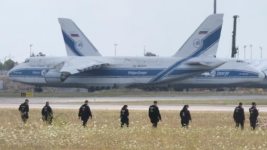 Policajti prech&aacute;dzaj&uacute; poľa okolo are&aacute;lu letiska v Lipsku v nemeckom Schkeuditze. P&aacute;traj&uacute; po zvy&scaron;koch dronu, ktor&eacute; by mohli s&uacute;visieť s podozren&iacute;m na rusk&uacute; sabot&aacute;ž. FOTO: TASR/AP