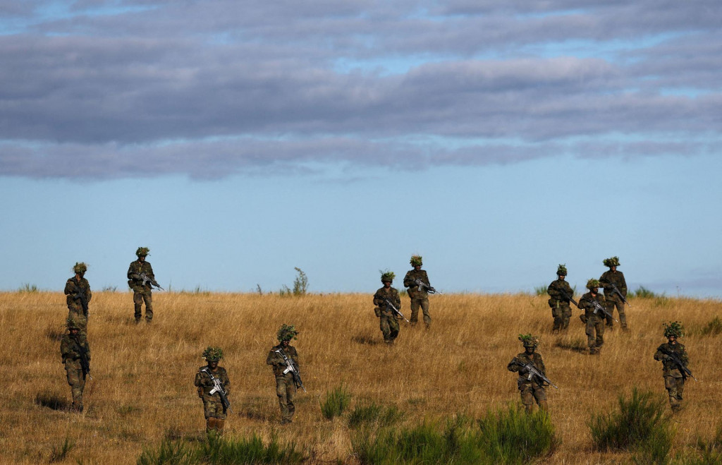 Miesto p&aacute;du sa nach&aacute;dza len jeden kilometer od leteckej z&aacute;kladne nemeck&yacute;ch ozbrojen&yacute;ch s&iacute;l (Bundeswehr) pri Wunstorfe. FOTO: REUTERS
